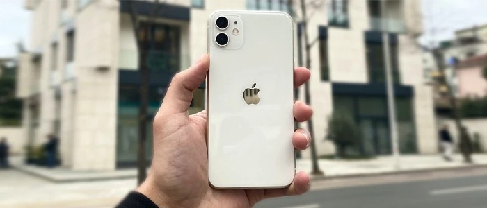 گوشی اپل iphone 11 سفید در دست کاربر