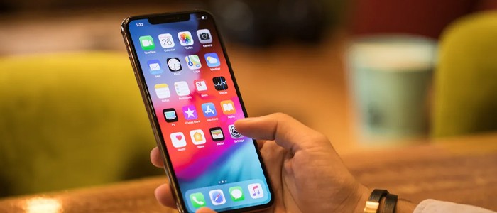  کاربر در حال کار با گوشی موبایل اپل آیفون XS Max 64GB