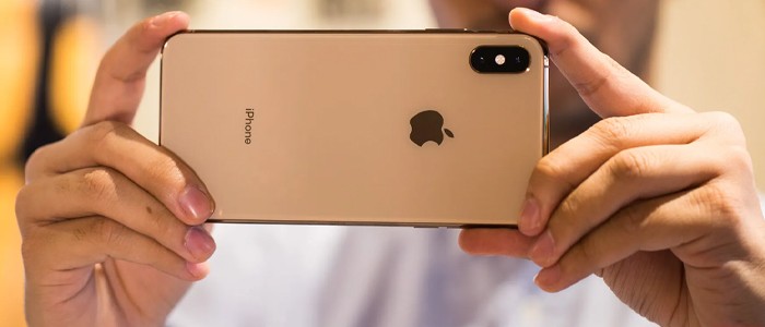 کاربر در حال عکاسی با گوشی موبایل آیفون XS Max 64GB