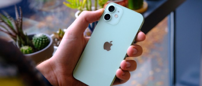 گوشی iPhone 12 سبز از نمای پشتی در دست کاربر