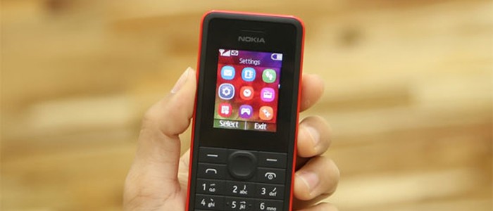 گوشی موبایل Nokia 106 در دست کاربر