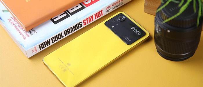 گوشی شیائومی پوکو X4 Pro 5G دو سیم کارت 128GB 6GB در کنار کتاب