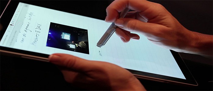  کاربر در حال استفاده از قلم تبلت مایکروسافت Surface Pro 3