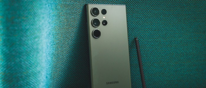 گوشی موبایل گلکسی S23 Ultra در کنار قلم S Pen