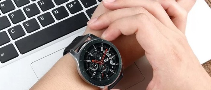 SM-R800 کاربر در حال تنظیم ساعت هوشمند سامسونگ گلکسی