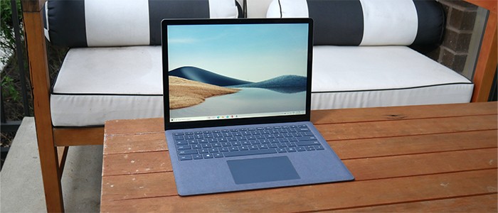 لپ تاپ سرفیس Laptop 4 روی میز